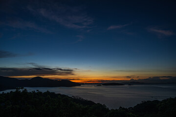 日本の岡山県備前市日生の頭島の美しい夜明けの星空