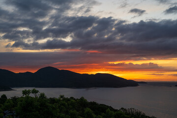 日本の岡山県備前市の頭島の美しい日の出