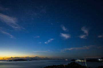 日本の岡山県備前市日生の頭島の美しい夜明けの星空