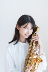 サックスを持つ女性