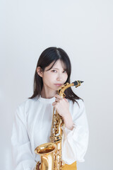 サックスを持つ女性