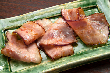 フライパンで焼いた薄切りベーコン