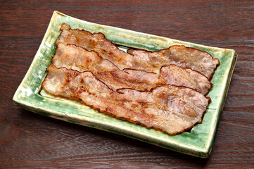 フライパンで焼いた薄切りベーコン