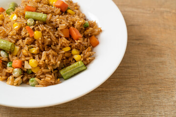  fried rice with green peas, carrot and corn
