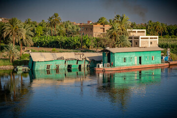 Obraz premium Asuan ciudad en las orillas del rio Nilo al sur de Egipto en Africa