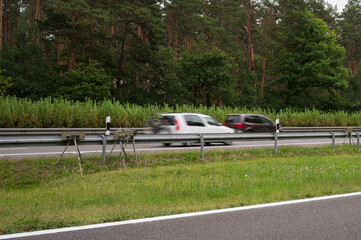 Blitzer an einer Leitplanke an einer deutschen Autobahn