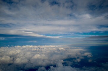 Fototapeta na wymiar 飛行機の窓からみた空の景色