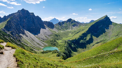 Obraz premium Auf dem Saalfelder Höhenweg im Tannheimer Tal mit Blick auf die Landsberger Hütte, Traualpsee, Rote Spitze und weitere Berge