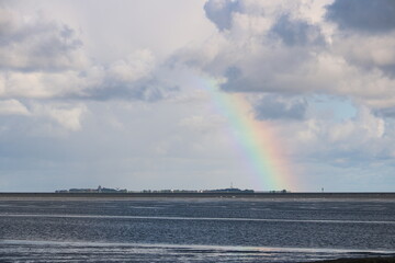 Regenbogen über der Insel Neuwerk in der Nordsee vor Cuxhaven