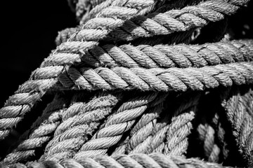 Détail équipement sur un bateau voilier - Cordage avec noeud marin
