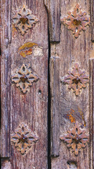 Detalle de puertas y herrería para fondos y texturas del Monasterio de Les Santes Creus en la...