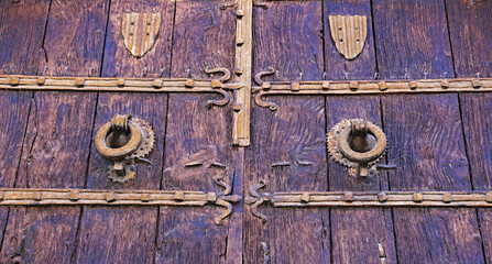 Detalle de puertas y herrería para fondos y texturas del Monasterio de Les Santes Creus en la...