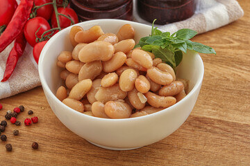 Whinte canned kidney beans in the bowl