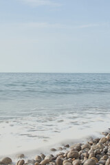 Sur une plage de galet