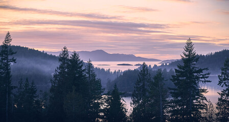 Obraz premium Sunset over sea bay in Madeira park. Sunshine Coast, British Columbia, Canada