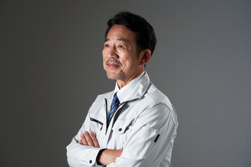 笑顔のミドルエイジの作業員のポートレート　黒背景