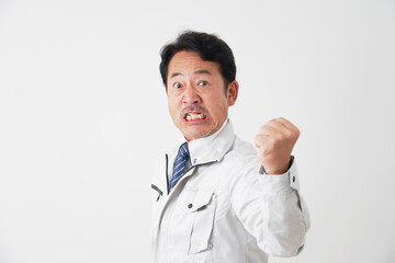 怒るミドルエイジの作業員　白背景