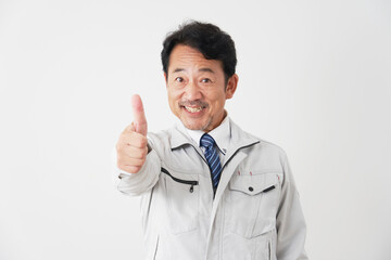 グッドポーズをするミドルエイジの作業員　白背景