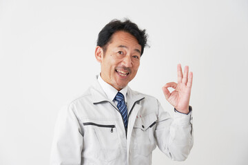 OKサインをするミドルエイジの作業員　白背景