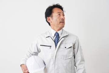 ミドルエイジの作業員のポートレート　白背景