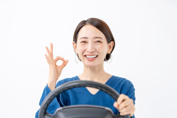 運転する女性