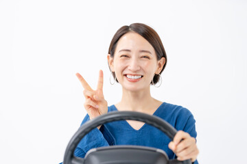運転する女性