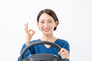 運転する女性