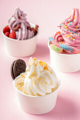 Helado suave en vaso blanco, sabor taro en fondo rosa