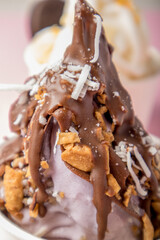 Helado suave en vaso blanco, sabor taro en fondo rosa