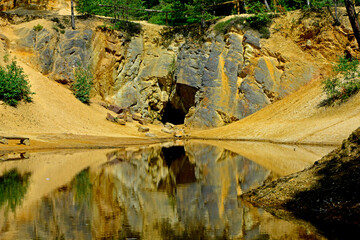 żółte skały odbicie w wodzie, yellow rocks reflected in the water, krajobraz, żółte skały nad wodą © kateej