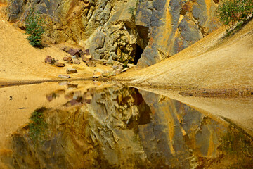 żółte skały odbicie w wodzie, yellow rocks reflected in the water, żółte skały nad wodą