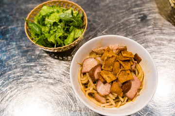 ホイアン名物の汁無し麺　カオラウ