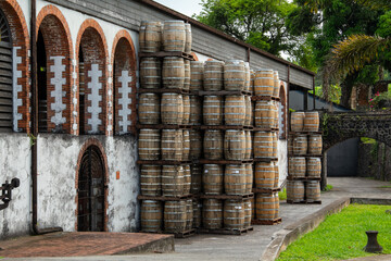Fûts de Rhum devant entrepôt de distillerie (Martinique).