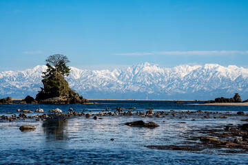 雨晴海岸にて 女岩と立山連峰-2