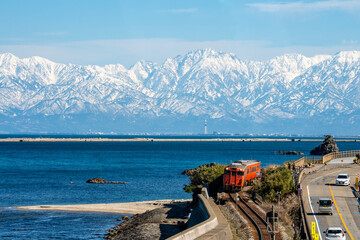 雨晴海岸にて 海岸沿いを走る氷見線と立山連峰-1