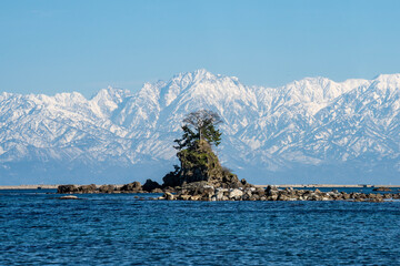 雨晴海岸にて 女岩と立山連峰-3