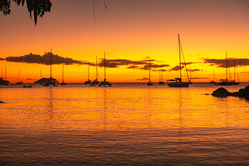 Fototapeta na wymiar Coucher de soleil à La Grande Anse d'Arlet à La Martinique, mer des Caraïbes, Antilles Françaises. 