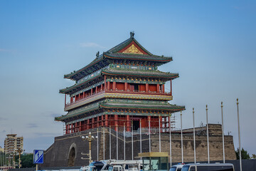 Obraz premium Zhengyangmen Gate (Qianmen Gate) - famous gate is located at the south of Tiananmen Square (Gate of Heavenly Peace), large city square in center of Beijing. BEIJING, CHINA.