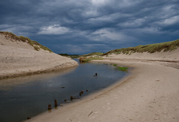 Vor dem Gewitter am Fluss