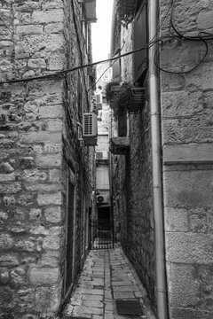 Fototapeta Historic residential buildings in a quiet back street in the city of Split in Croatia
