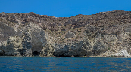 Fototapeta na wymiar view from the sea of the white beach of Santorini