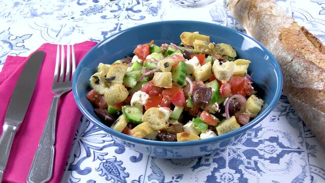 salade grecque tomates, concombres oignons rouges et feta