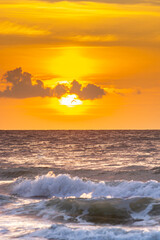 coucher de soleil sous les vagues de la côte normande