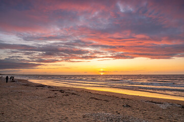 coucher de soleil rose et orange sur la plage de Cabourg