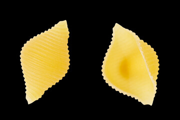 Naklejka premium Pasta conchiglie noodle isolated on black, close up