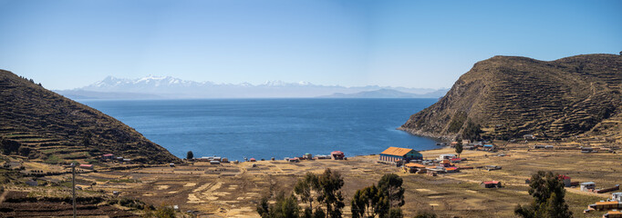 Costa y muelle en la Isla del Sol en La Paz, Bolivia - obrazy, fototapety, plakaty