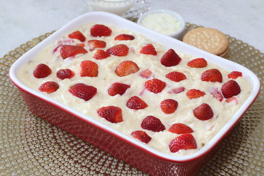 Pav&ecirc; de Morango com Biscoito