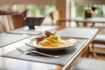 Lindo prato de comida feito em restaurante caro.