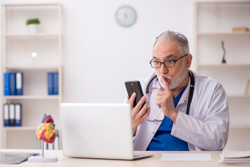 Obraz premium Young male doctor in telemedicine concept