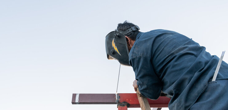 Hombre trabajando en la construcci&oacute;n 